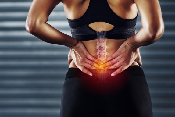 Frau hat Rückenschmerzen beim Sport